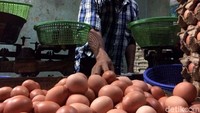 Menurut Kartono, pedagang telur ayam di Pasar Senen, lonjakan harga sudah terjadi dalam 4 hari terakhir.