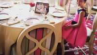 Bersiap makan malam bersama kakek dan nenek, Ella memakai gaun cantik warna pink dan hitam. Berbagai foto Ella selalu dinanti followers Instagram @ellagross. Foto: Instagram ellagross