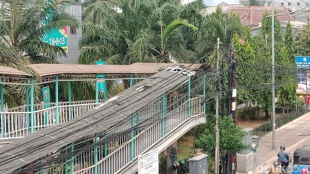 Atap jembatan penyeberangan dekat Mangga Dua Square di Jl Gunung Sahari, Jakut, bolong-bolong, Selasa (10/7/2018)