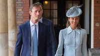Adik perempuan Kate Middleton, Pippa Middleton bersama suami James Matthews menghadiri upacara pembaptisan Pangeran Louis. Dominic Lipinski - WPA Pool/Getty Images.