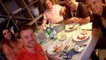 10 Momen Kiper Jago Belgia, Simon Mignolet Saat Makan Bareng Istri dan Fans