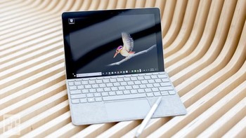 Surface Go hadir dengan bentangan layar 10 inch. Foto: PCMag