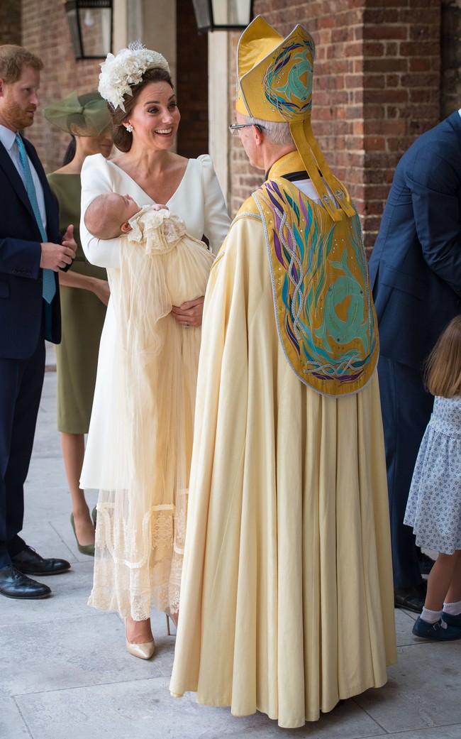 Untuk aksesori, Kate memilih topi berwarna senada dari Jane Taylor dan sepatu Jimmy Choo sebagai penunjang gayanya. Foto: Dok. Getty Images
