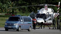 Tim penyelamat berhasil membawa keluar delapan anak setelah dilakukannya misi penyelamatan selama dua hari ini. Athit Perawongmetha/Reuters.