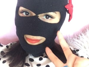 Kocak, Penjual Baju Online Viral Karena Tutupi Wajahnya Seperti Pencuri