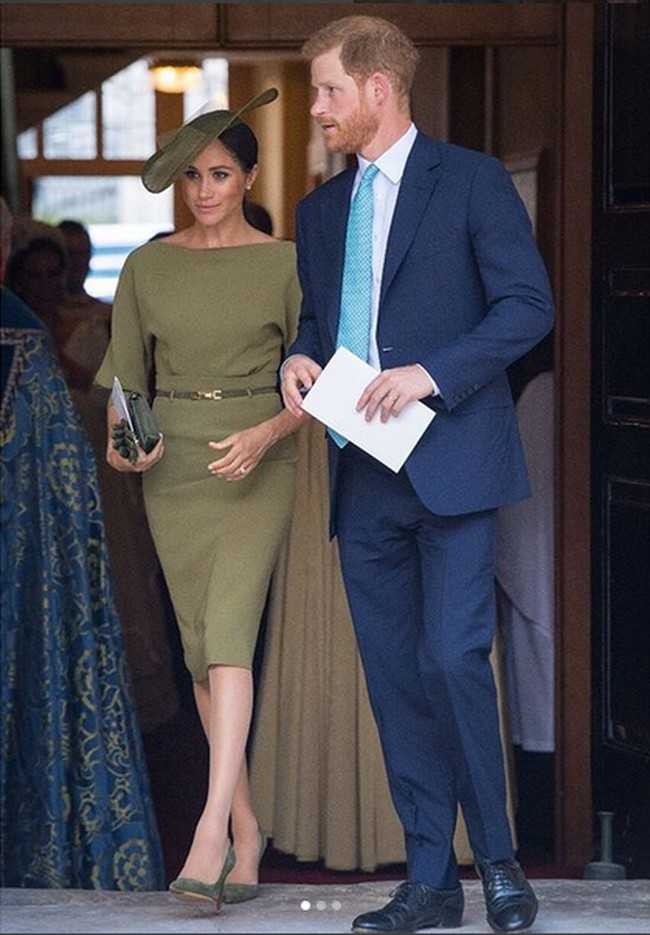 Meghan Markle sering kali terlihat menyilangkan kaki tepat sebatas pergelangan kakinya, dan memberikan topangan di jari-jari kaki ketika berjalan. Trik ini akan menciptakan angle yang membuatnya tampak anggun ketika berjalan. Foto: Getty Images