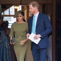 Meghan Markle sering kali terlihat menyilangkan kaki tepat sebatas pergelangan kakinya, dan memberikan topangan di jari-jari kaki ketika berjalan. Trik ini akan menciptakan angle yang membuatnya tampak anggun ketika berjalan. Foto: Getty Images