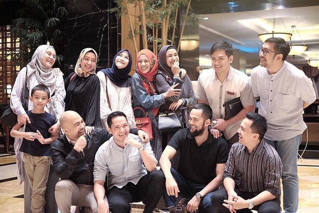 Sembilan artis populer Tanah Air, Dude Harlino, Teuku Wisnu, David Chalik, Sahrul Gunawan, Tommy Kurniawan, Shireen Sungkar, Zeezee Shahab, Alyssa Soebandono, dan Zaskia Adya Mecca  kompak membaut perkumpulan bernama ‘Mewah 9’ yang berarti ‘Menjalin Ukhuwah’. Foto: Instagram Mewah 9