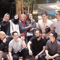 Sembilan artis populer Tanah Air, Dude Harlino, Teuku Wisnu, David Chalik, Sahrul Gunawan, Tommy Kurniawan, Shireen Sungkar, Zeezee Shahab, Alyssa Soebandono, dan Zaskia Adya Mecca  kompak membaut perkumpulan bernama ‘Mewah 9’ yang berarti ‘Menjalin Ukhuwah’. Foto: Instagram Mewah 9