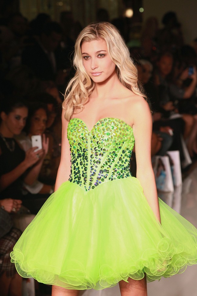 2012, Hailey Baldwin menjalani debut modelling. Dia tampil dalam fashion show brans Sherri Hill. Makeup dan busana yang dipakainya membuat penampilannya lebih dewasa dari usianya saat itu, 15 tahun. Foto: Getty Images