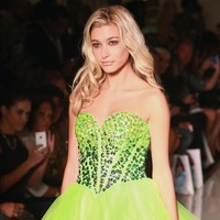 2012, Hailey Baldwin menjalani debut modelling. Dia tampil dalam fashion show brans Sherri Hill. Makeup dan busana yang dipakainya membuat penampilannya lebih dewasa dari usianya saat itu, 15 tahun. Foto: Getty Images