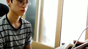 Ekspresinya tak pernah berubah, tak pula pernah berbicara dan selalu sendirian. Foto: YouTube