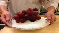  Kalau mau beli anggur mahal, beli saja Ruby Roman Grapes. Anggur ini tumbuh di Prefektur Ishikawa, Jepang. Anggurnya punya ukuran sebesar bola ping pong. Anggur ini sempat dijual seharga $ 4.000 (Rp 57 juta).Foto: Istimewa