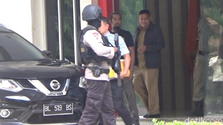 Usai Geledah Kantor Dispora, KPK Angkut Kadispora Aceh Usai Geledah Kantor Dispora, KPK Angkut Kadispora Aceh