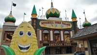 Inilah Mitchell Corn Palace, sebuah istana dengan kubah yang terletak di Mitchell, South Dakota, AS (Corn Palace/Facebook)