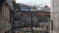 Sampah pun banyak terlihat di sekitar bangunan hotel yang terbengkalai itu.