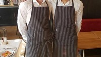  Hayo tebak yang mana kah Nacer Chadli? Ya, yang mengenakan kaca mata dan kumis hitam. Kala itu ia mengikuti sebuah program dan berpura-pura menjadi seorang pelayan di sebuah restoran. Foto: Twitter @NChadli