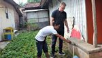Jarang Terjadi! Jason Bourne Duduk Bersila di Pesantren