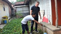 Di Jakarta, Matt Damon mengunjungi sebuah koperasi di Jakagakarsa, sementara di Kendal dan Batang dia mengecek kondisi air bersih. Dok water.org/Istimewa.