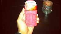 Duh, ternyata ia juga menyukai minuman manis dalam kemasan yang dilengkapi dengan potongan nata de coco. Varian dengan rasa srawberry jadi pilihannya kala itu. Foto: Instagram nc22back  
