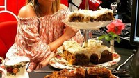 Tea party! Lady Kitty Spencer terlihat cantik. Walau suka ngemil tapi badannya tetap langsing ya. Foto: nstagram @kitty.spencer