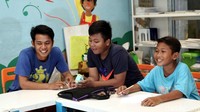 Selain sirkus, para siswa juga mendapat pelajaran matematika dan berbahasa Inggris.