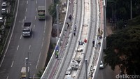 Sejumlah pekerja terlihat sibuk menyelesaikan pekerjaan di sepanjang jalur MRT TB Simatupang, Selasa (10/7/2018).