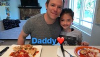 Kalau penasaran dengan ayah Ella, inilah sosoknya. Ella nampak dekat dengan sang ayah termasuk saat menikmati makanan bersama. Foto: Instagram ellagross