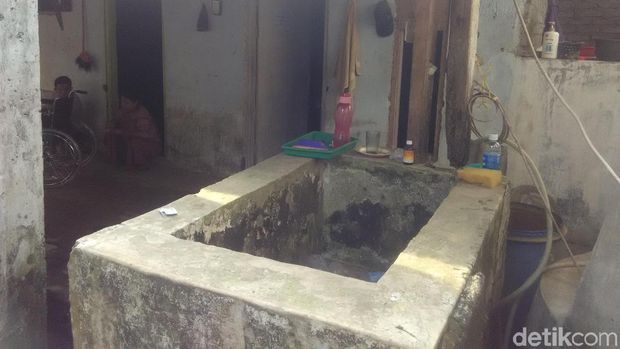 Kisah Pilu Kakek di Bandung Barat Huni Bekas Gudang Pakan Ayam