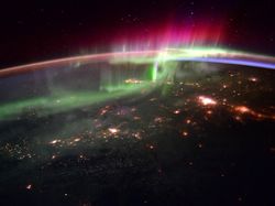 Aurora di Bumi vs di Luar Angkasa, Cantik Mana?