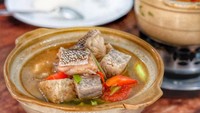  Kalau yang ini sop ikan masak talas. Rasanya ringan dan bumbunya nggak medok. Daging ikannya bikin ngiler ya?  Foto : instagram @makan.dong