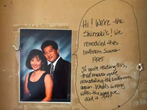 Pasangan Ini Temukan Pesan Lucu dari Penghuni Lama Saat Renovasi Kamar Mandi