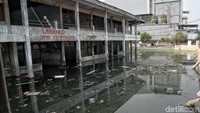 Kondisi bangunan yang rusak dan tak terawat menimbulkan kesan angker.