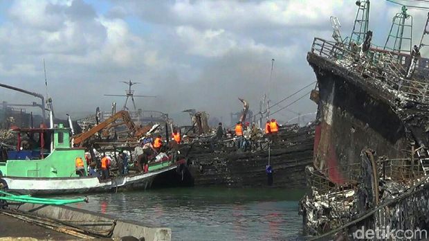 Kapal-kapal yang terbakar di Pelabuhan Benoa, Bali, Selasa (10/7/2018)