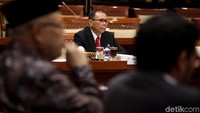 Penyerahan dua nama tersebut dilakukan berdasarkan seleksi dari usulan Mahkamah Agung perihal kekosongan pada kamar peradilan. Seleksi dilakukan sejak Oktober 2017 hingga Mei 2018.