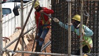 Pembangunan LRT di Rasuna Said juga membuat jalan menjadi menyempit, bahkan di beberapa titik terdapat pengerjaan halte baru untuk Transjakarta.
