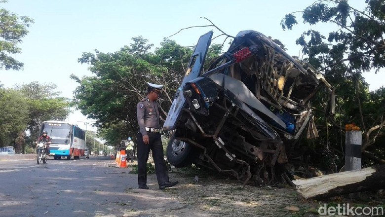 Bus Tabrak Pohon di Pantura Demak, Satu Orang Tewas Bus Tabrak Pohon di Pantura Demak, Satu Orang Tewas