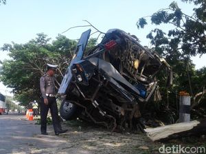 Bus Tabrak Pohon di Pantura Demak, Satu Orang Tewas