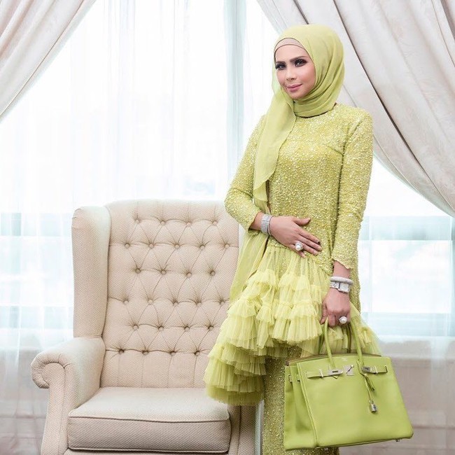 Pemenang Best Female Actor tahun 2011 ini tampak mengoleksi tas hermes seri Kelly. Ia berulang kali terlihat memakai tas Hermes berbagai warna seperti merah, lime, hingga kuning. Foto: Instagram/Rozitachewan1