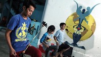Yayasan Hidung Merah menyediakan 120 jam seni dan kelas pendidikan untuk lebih dari 300 anak-anak miskin setiap minggu.