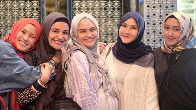 Gaya Hijab Geng Dakwah Mewah, Shireen Sungkar hingga Zeezee Shahab