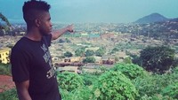 Umtiti menginjak sepakbola profesionalnya di kesebelasan Lyon. Ini saat dia singgah di sebuah hotel di Maroko, sepertinya di Magazan Beach Resort (Samuel Umtiti/Instagram)  