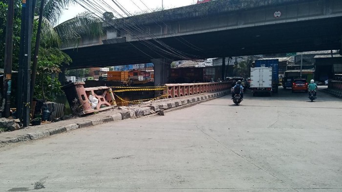 Tembok Jembatan RE Martadinata Hancur Ditabrak Pajero