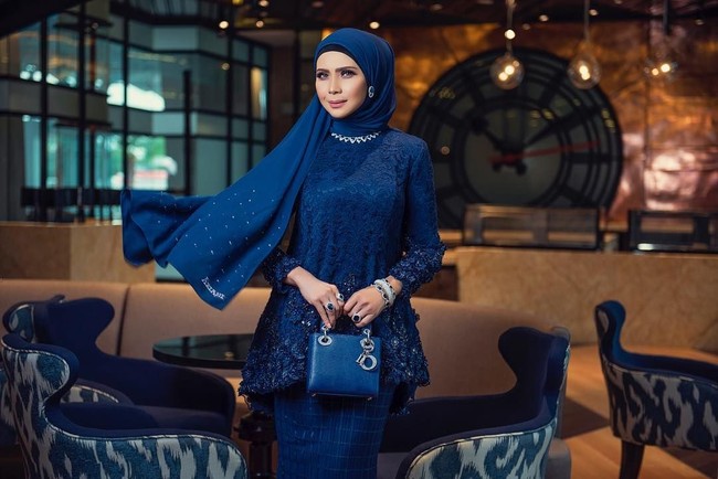 Gaya hijab yang khas dari Rozita adalah pemakaian anting atau bros di bagian telinganya. Biasanya, bintang film Kembar Siang ini memakai anting yang berukuran kecil sehingga tetap terlihat simpel. Foto: Instagram/Rozitachewan1