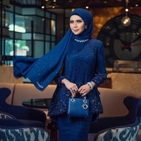 Gaya hijab yang khas dari Rozita adalah pemakaian anting atau bros di bagian telinganya. Biasanya, bintang film Kembar Siang ini memakai anting yang berukuran kecil sehingga tetap terlihat simpel. Foto: Instagram/Rozitachewan1