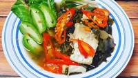 Wah segar warna-warni. Sop ikan ini namanya sop ikan kakap sayur asin. Netizen @ali_topan98 memilihnya buat makan siang hari ini. Irisan cabainya kelihatan pedas segar. Foto : instagram  
