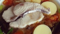 Sop ikan bisa juga dikreasikan dengan bahan tambahan lain. Kali ini sop ikan dimasak pakai tofu lembut. Foto : instagram @ailiehoalie74