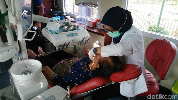 Layanan kesehatan di dalam gerbong kereta api di Purworejo. 