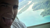 Ini sebelum Lucas sampai ke Maldives. Pemuda kelahiran Marseille ini memamerkan momen saat dirinya di dalam pesawat (Instagram/@lucashernandez5)
