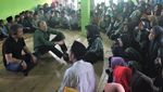 Jarang Terjadi! Jason Bourne Duduk Bersila di Pesantren